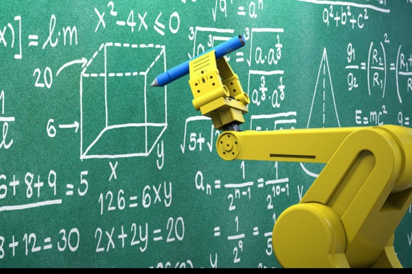 Ein neongelber Roboterarme hält vor einer grünen Tafel einen Kreidestift, der zur Tafel gerichtet ist. Darauf sind Berechnungen und geometrische Zeichnungen in weiß aufgeführt.