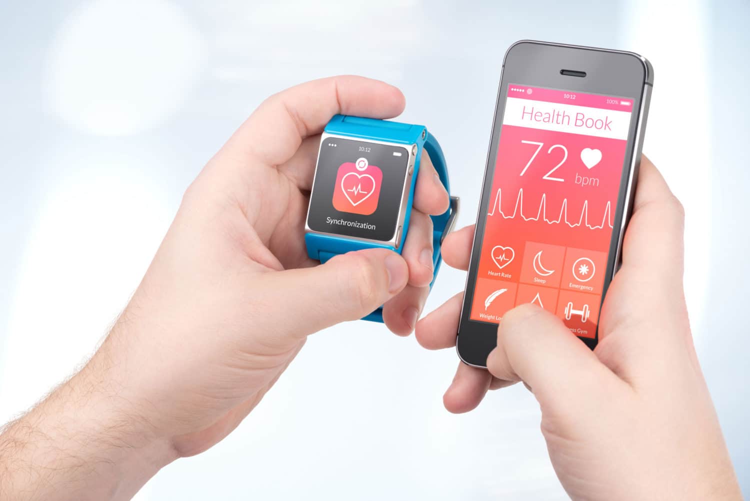 Blick auf die Hände eines Menschen. In der Rechten ein Smartphone mit einer geöffneten App, die Herzschläge anzeigt. In der Linken eine Smartwatch.